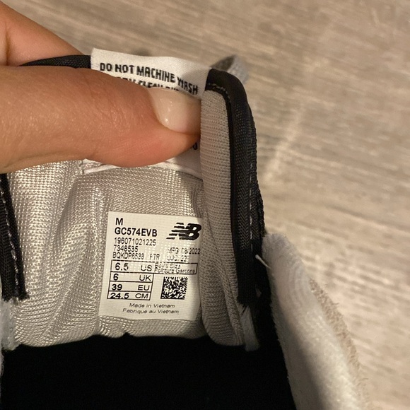 New balance black and grey sneakers 6.5 in men’s and 8 in women’s. - Picture 3 of 3